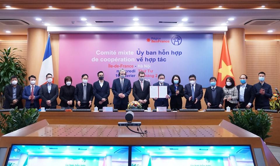 Đại diện hai bên trao tượng trưng ký kết Chương trình hành động chung giai đoạn 2022-2025 giữa TP Hà Nội và vùng Ile-de-France (Ảnh: Báo Kinh tế Đô thị). Đại diện hai bên trao tượng trưng ký kết Chương trình hành động chung giai đoạn 2022-2025 giữa TP Hà Nội và vùng Ile-de-France (Ảnh: Báo Kinh tế Đô thị).