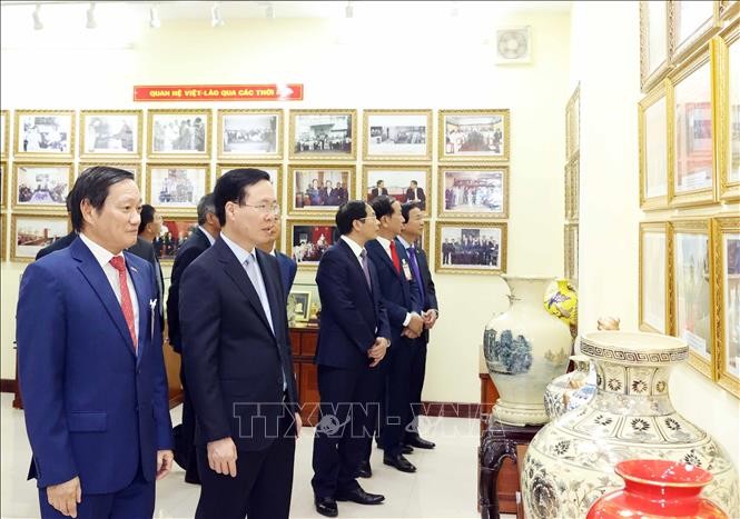 Chủ tịch nước Võ Văn Thưởng thăm Đại sứ quán và cộng đồng người Việt tại Lào Chủ tịch nước Võ Văn Thưởng thăm Đại sứ quán và cộng đồng người Việt tại Lào