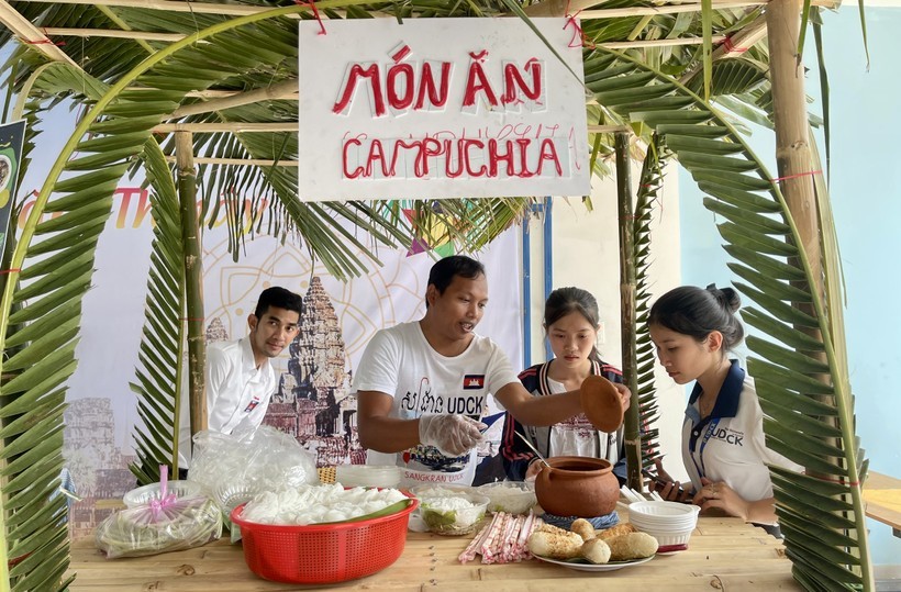 Gian hàng ẩm thực của lưu học sinh Campuchia. Gian hàng ẩm thực của lưu học sinh Campuchia.