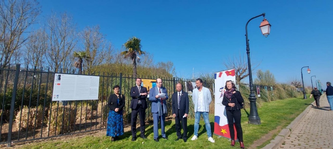 Participants at the opening of the exhibition. Photo: VNA