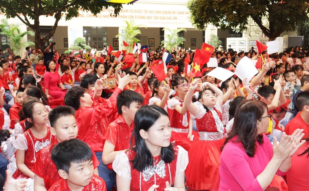 Tích cực, chủ động giao lưu, đoàn kết với bạn bè Pháp Tích cực, chủ động giao lưu, đoàn kết với bạn bè Pháp