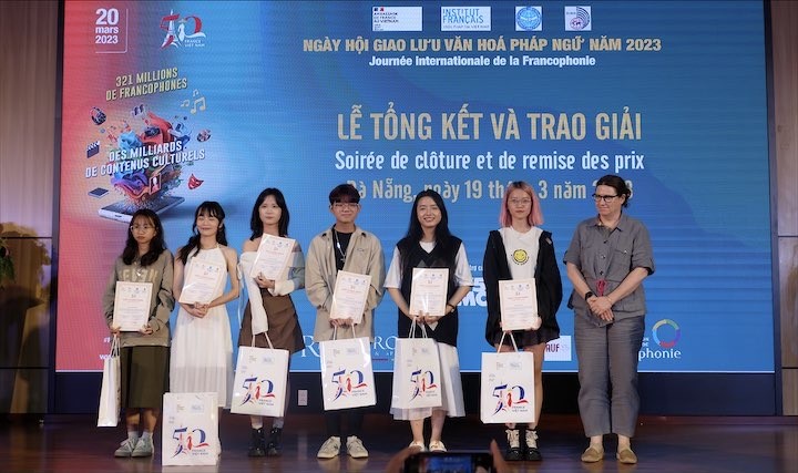 Tích cực, chủ động giao lưu, đoàn kết với bạn bè Pháp Tích cực, chủ động giao lưu, đoàn kết với bạn bè Pháp