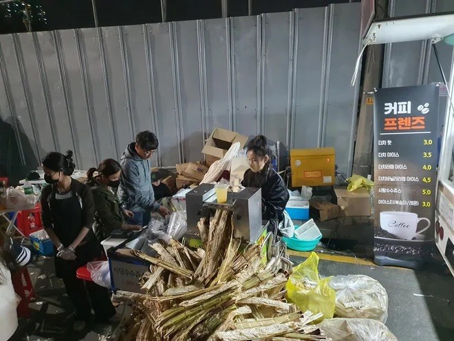 South Koreans Introduced to Vietnam's Sugarcane Juice South Koreans Introduced to Vietnam's Sugarcane Juice