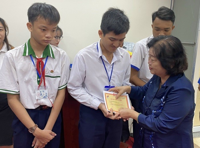 Chủ tịch Quỹ học bổng Vừ A Dính, Chủ nhiệm Câu lạc bộ” Vì Hoàng Sa - Trường Sa thân yêu” Trương Mỹ Hoa trao học bổng Vừ A Dính cho các em học sinh dân tộc thiểu số có hoàn cảnh khó khăn, vươn lên học giỏi. Chủ tịch Quỹ học bổng Vừ A Dính, Chủ nhiệm Câu lạc bộ” Vì Hoàng Sa - Trường Sa thân yêu” Trương Mỹ Hoa trao học bổng Vừ A Dính cho các em học sinh dân tộc thiểu số có hoàn cảnh khó khăn, vươn lên học giỏi.