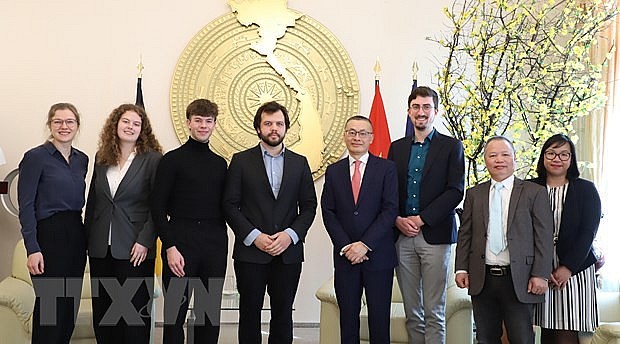 Vietnamese Ambassador to Germany Vu Quang Minh (fourth from right) at the meeting. (Photo: VNA) Vietnamese Ambassador to Germany Vu Quang Minh (fourth from right) at the meeting. (Photo: VNA)