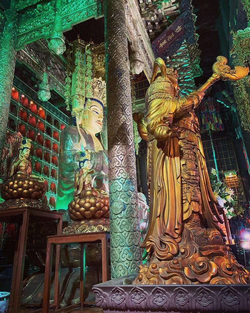 The main worshipping hall has two stories, Dai Hung Buu Dien and Dai Bi Dien. Inside the hall is a Buddhist altar which is 6m long and 1.2m high. In the four corners are four statues of the Bodhisattva of Compassion. Photo: Linh Nguyen The main worshipping hall has two stories, Dai Hung Buu Dien and Dai Bi Dien. Inside the hall is a Buddhist altar which is 6m long and 1.2m high. In the four corners are four statues of the Bodhisattva of Compassion. Photo: Linh Nguyen