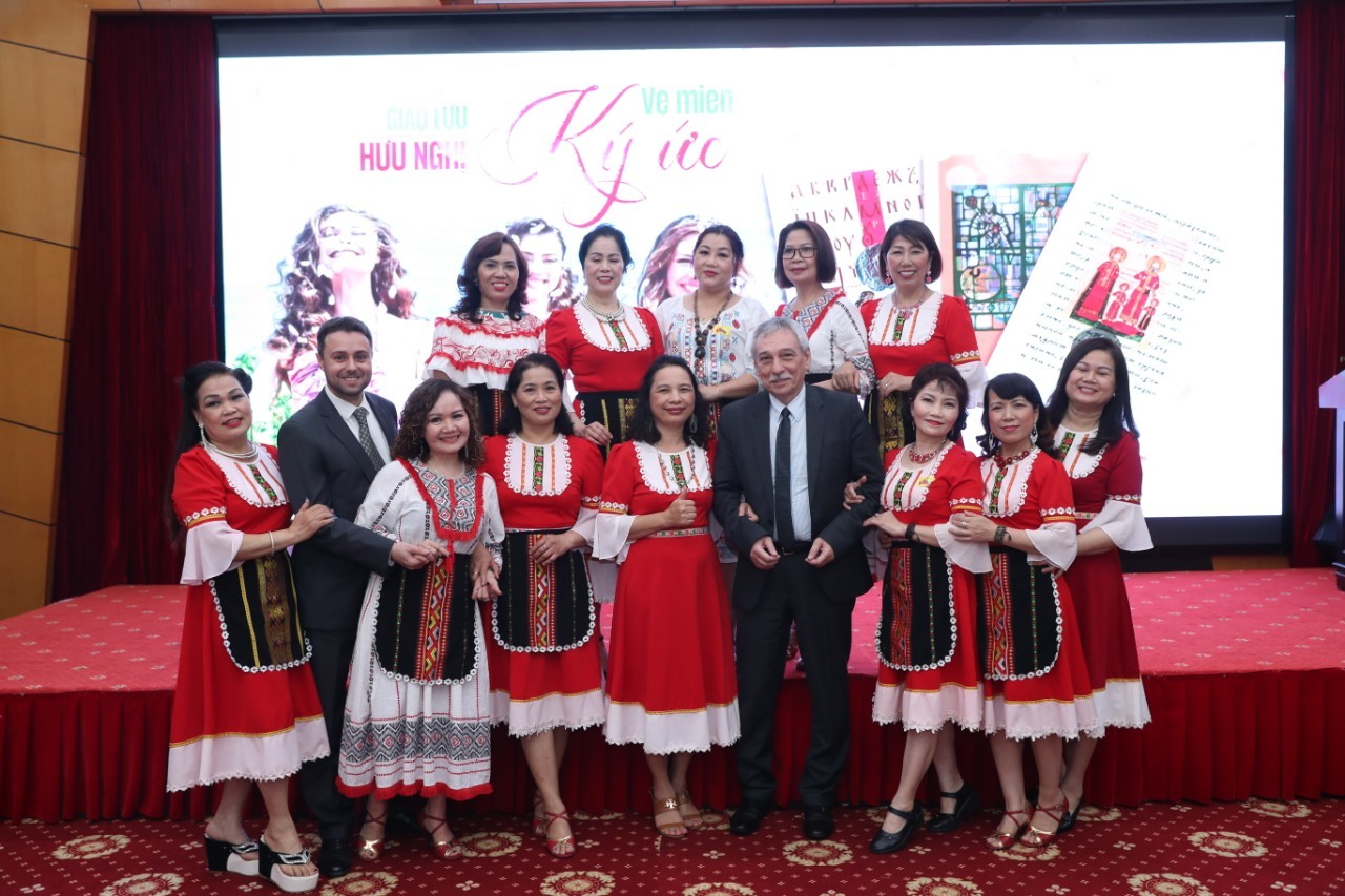 Học trò Việt Nam xúc động tri ân các thầy cô Bulgaria Học trò Việt Nam xúc động tri ân các thầy cô Bulgaria