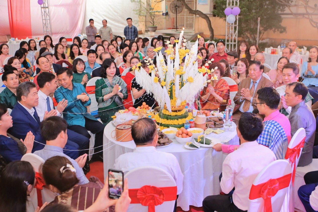Lưu học sinh Lào tại trường Hữu Nghị 80 tưng bừng đón tết Bunpimay Lưu học sinh Lào tại trường Hữu Nghị 80 tưng bừng đón tết Bunpimay