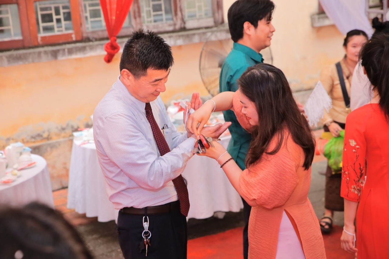 Lưu học sinh Lào tại trường Hữu Nghị 80 tưng bừng đón tết Bunpimay Lưu học sinh Lào tại trường Hữu Nghị 80 tưng bừng đón tết Bunpimay