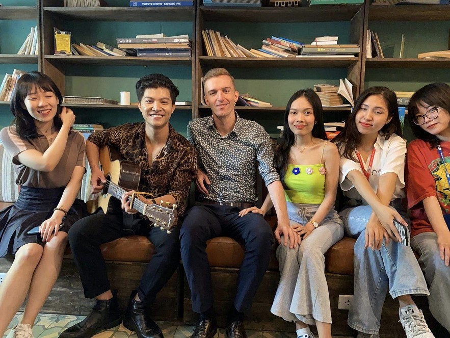 Swiss Man Sings Vietnamese with Special Love for Vietnam Swiss Man Sings Vietnamese with Special Love for Vietnam