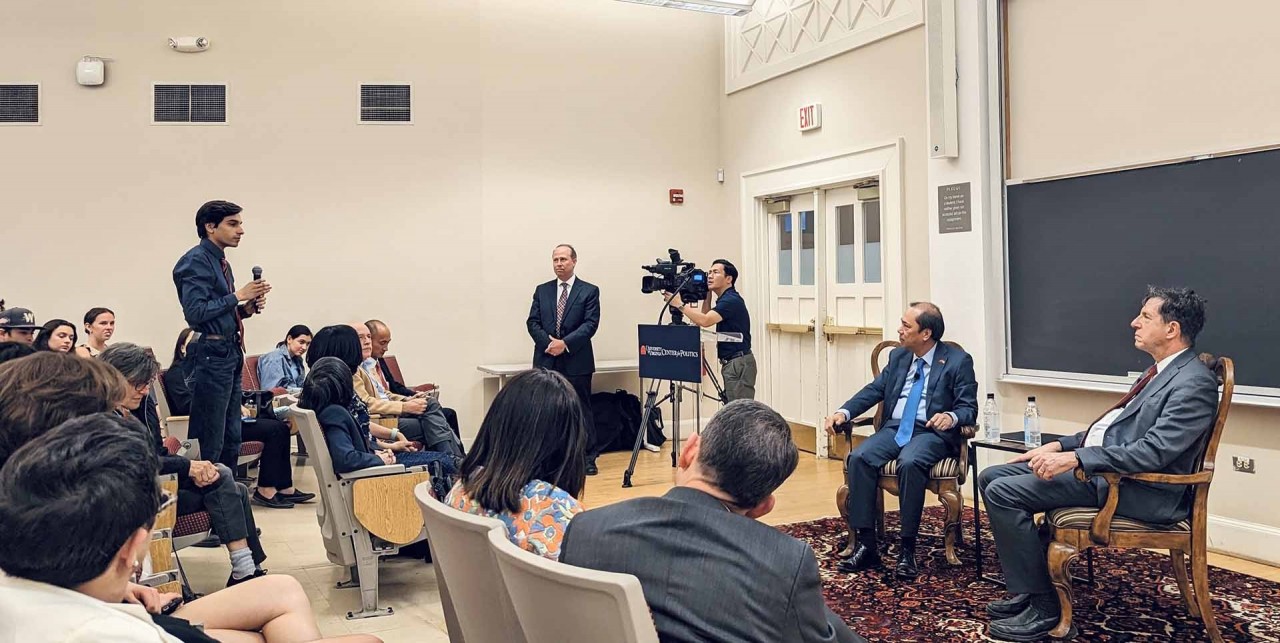 Ambassador Nguyen Quoc Dung talks with professors and students of the University of Virginia, Virginia, USA. Photo: TG&VN