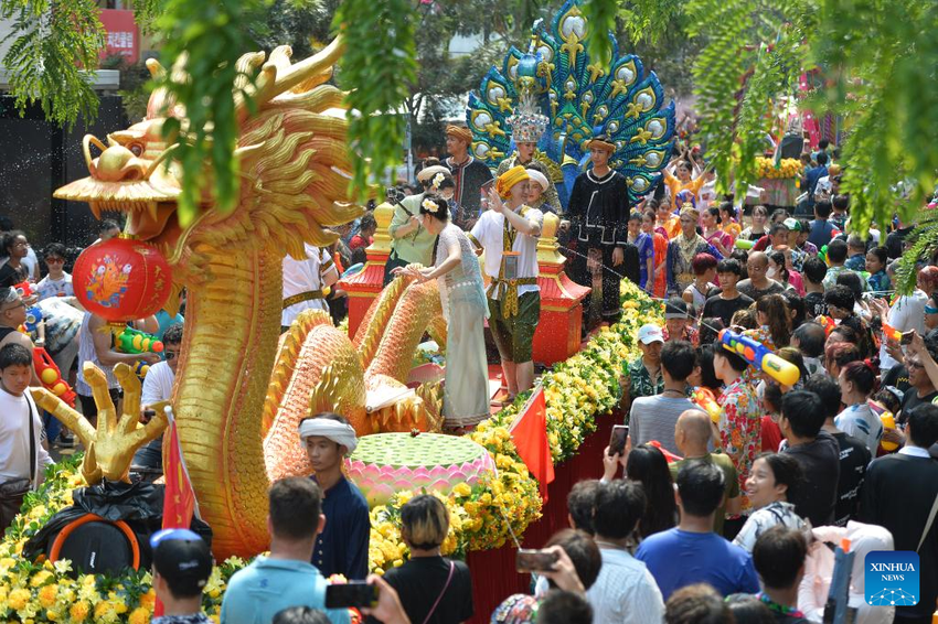 Tưng bừng không khí Tết Songkran tại Thái Lan Tưng bừng không khí Tết Songkran tại Thái Lan