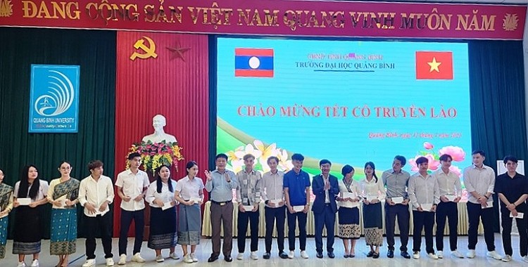 Quảng Bình tổ chức lễ chào mừng Tết Bun-pi-may cho cán bộ và 139 sinh viên Lào