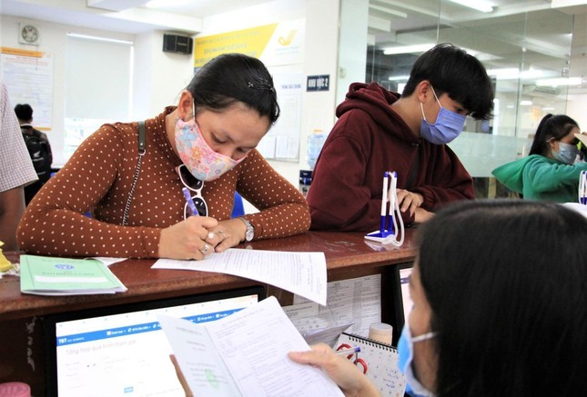 Người lao động cần cân nhắc kĩ khi xin rút BHXH một lần (Ảnh: KT).