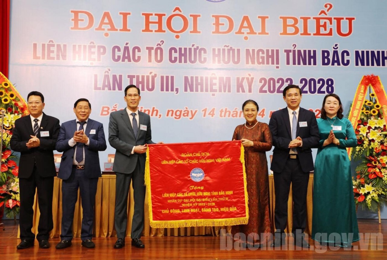 Chủ tịch Liên hiệp các tổ chức Hữu nghị Việt Nam Nguyễn Phương Nga tặng Cờ lưu niệm với dòng chữ “Chủ động, linh hoạt, sáng tạo, hiệu quả”. Chủ tịch Liên hiệp các tổ chức Hữu nghị Việt Nam Nguyễn Phương Nga tặng Cờ lưu niệm với dòng chữ “Chủ động, linh hoạt, sáng tạo, hiệu quả”.