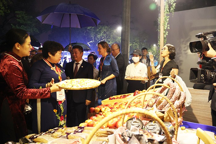 Các đại biểu tham quan các gian trưng bày tại Không gian quảng bá Thưởng thức pho mát Pháp tại phố đi bộ hồ Hoàn Kiếm