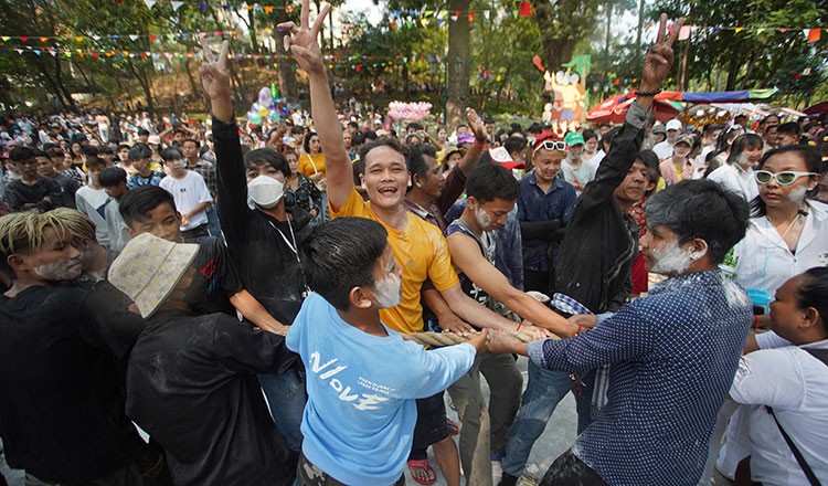chính quyền Thủ đô Phnom Penh đã thông báo mời toàn thể người dân Campuchia gần xa, thuộc mọi thành phần độ tuổi đến chung vui cùng sự kiện “Giao thừa Wat Phnom” với nhiều trò chơi dân gian và các hoạt động vui chơi giải trí dự kiến diễn ra trong các ngày từ 14-16/4/2023 chính quyền Thủ đô Phnom Penh đã thông báo mời toàn thể người dân Campuchia gần xa, thuộc mọi thành phần độ tuổi đến chung vui cùng sự kiện “Giao thừa Wat Phnom” với nhiều trò chơi dân gian và các hoạt động vui chơi giải trí dự kiến diễn ra trong các ngày từ 14-16/4/2023