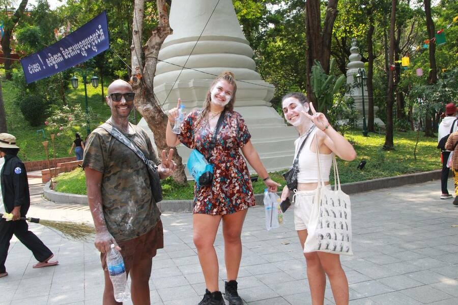 Du khách nước ngoài hào hứng tham gia lễ hội Chol Chnam Thmay (Ảnh: Khmer Times). Du khách nước ngoài hào hứng tham gia lễ hội Chol Chnam Thmay (Ảnh: Khmer Times).