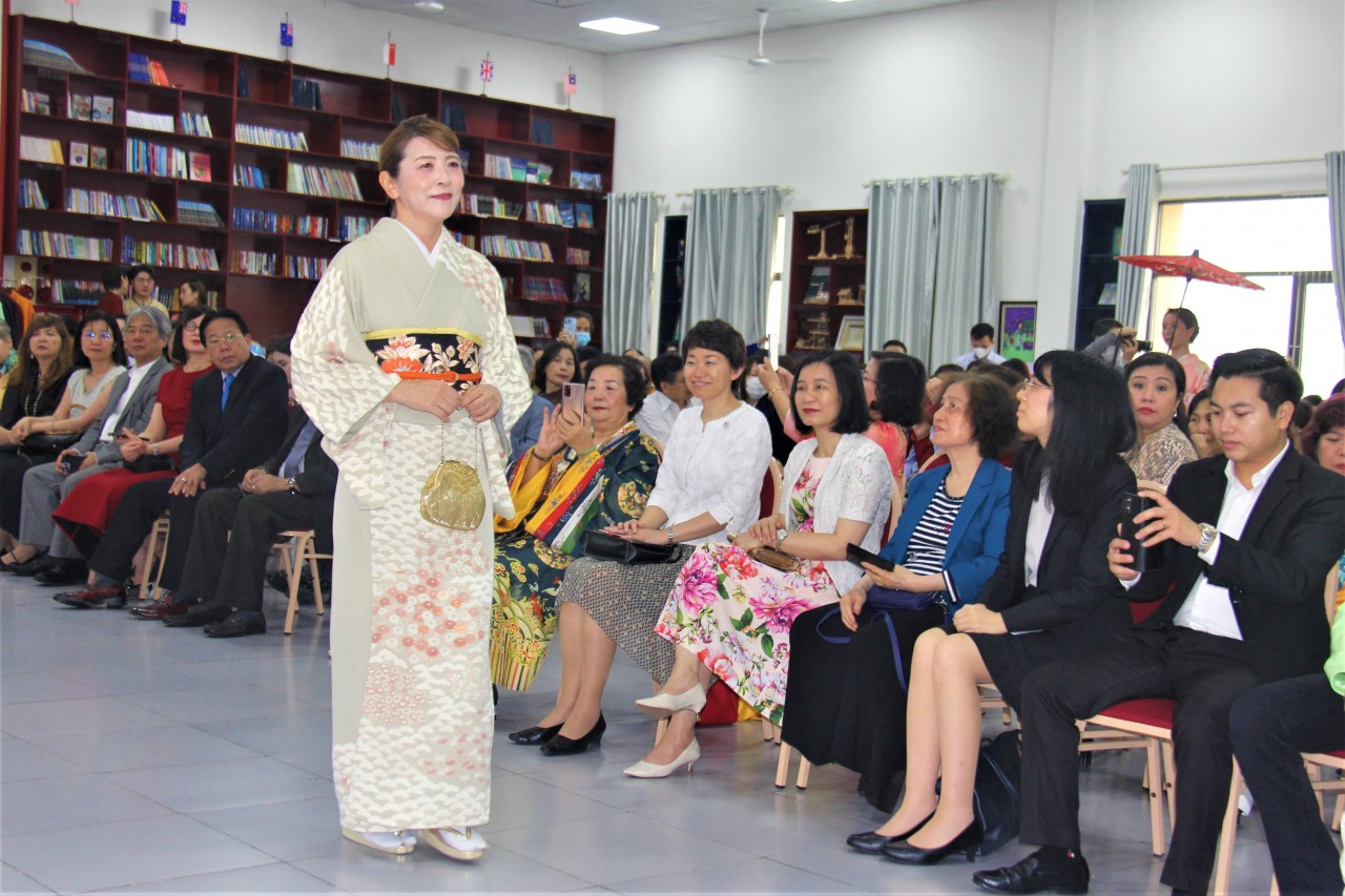 Họa tiết sóng nước Nhật Bản uốn lượn trên tà áo dài Việt Họa tiết sóng nước Nhật Bản uốn lượn trên tà áo dài Việt