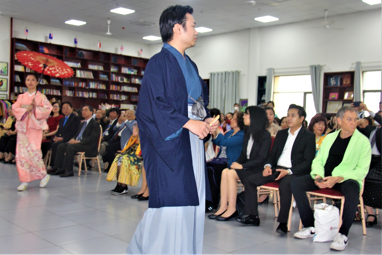 Họa tiết sóng nước Nhật Bản uốn lượn trên tà áo dài Việt Họa tiết sóng nước Nhật Bản uốn lượn trên tà áo dài Việt