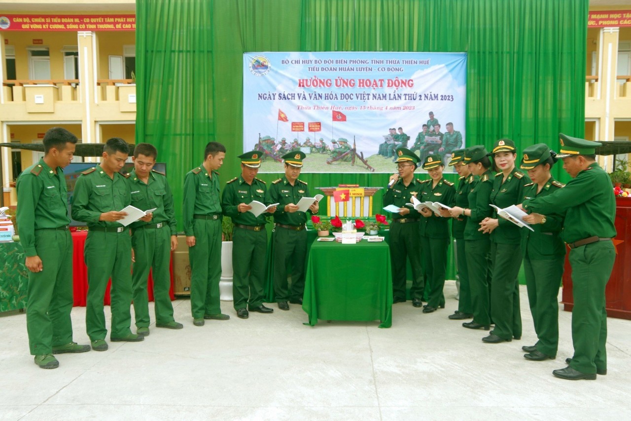 Ngày sách và Văn hóa đọc Việt Nam thu hút đông đảo cán bộ, chiến sĩ tham gia. Ngày sách và Văn hóa đọc Việt Nam thu hút đông đảo cán bộ, chiến sĩ tham gia.