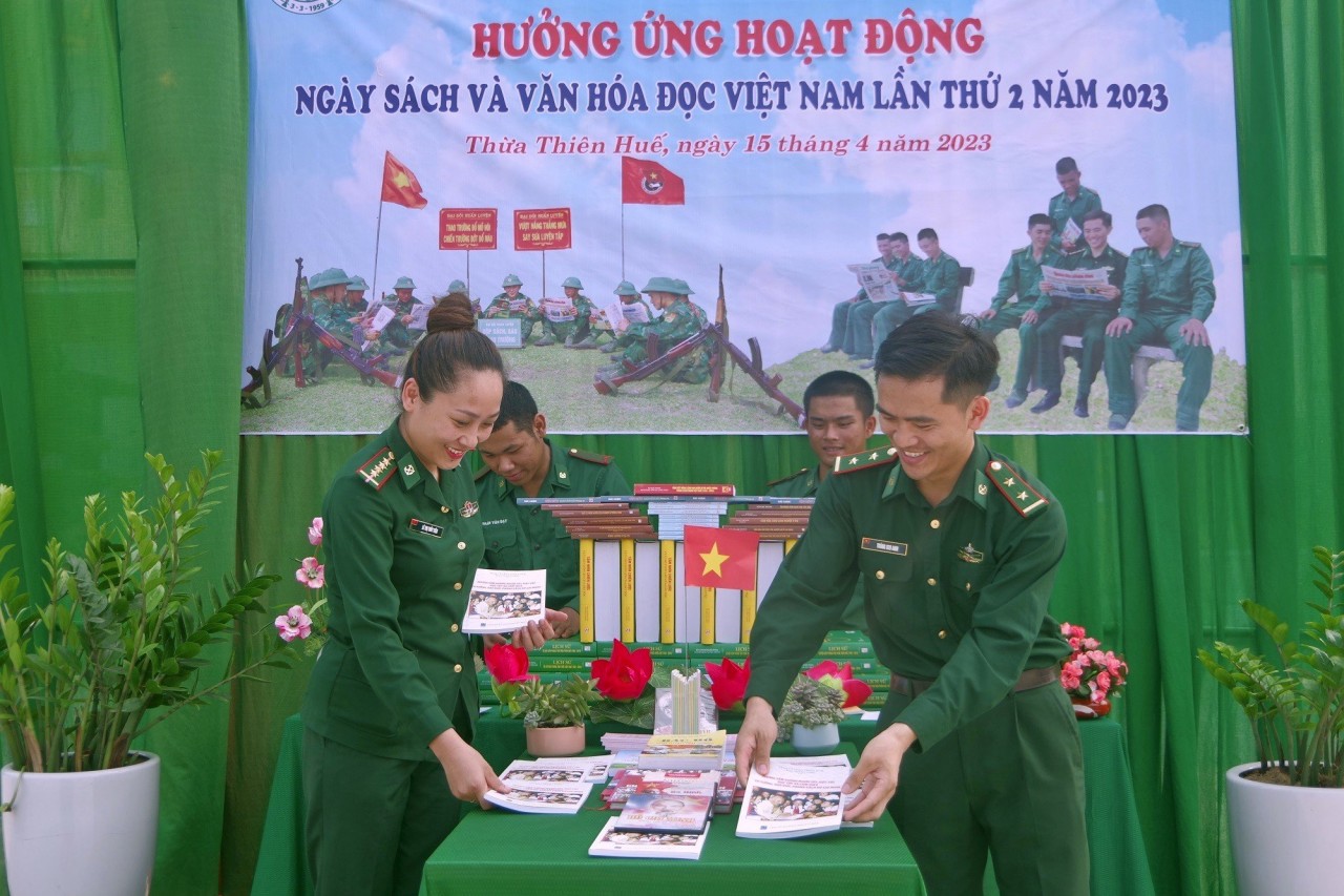 Niềm vui của chiến sĩ mới khi được hòa mình vào không gian sách. Niềm vui của chiến sĩ mới khi được hòa mình vào không gian sách.