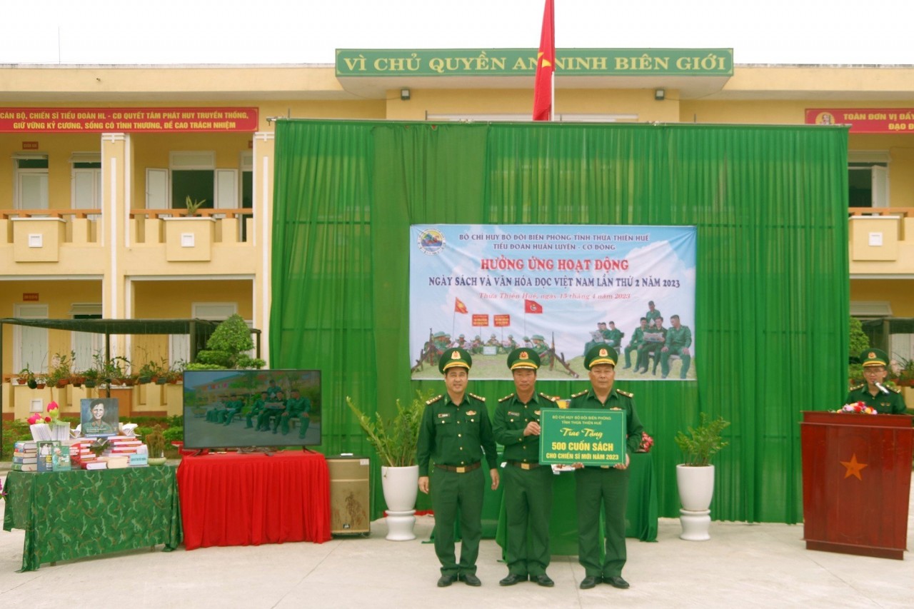 Bộ chỉ huy BĐBP tỉnh tặng 500 cuốn sách cho chiến sĩ mới trong mô hình “hộp sách, báo thao trường”. Bộ chỉ huy BĐBP tỉnh tặng 500 cuốn sách cho chiến sĩ mới trong mô hình “hộp sách, báo thao trường”.