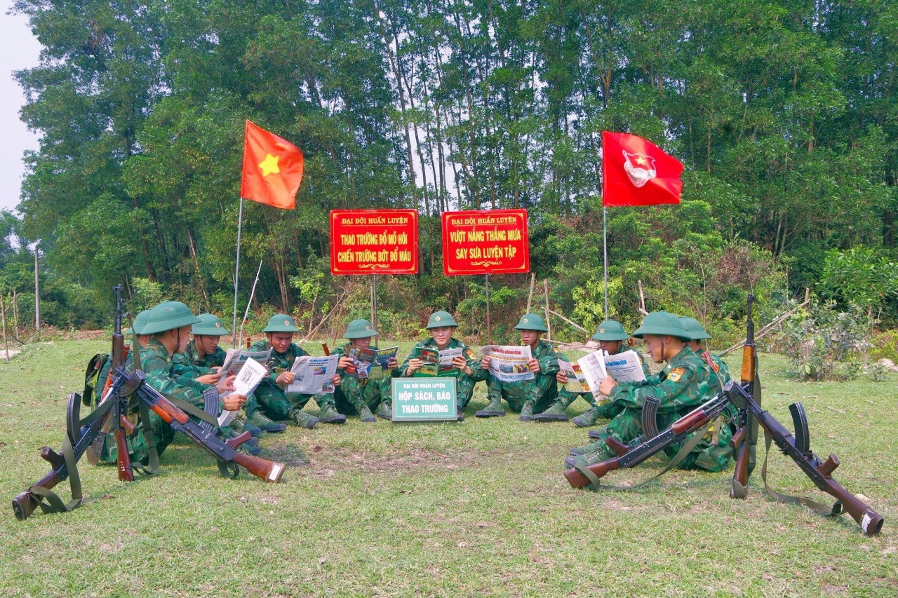Đọc sách, báo trong những giờ nghỉ đã trở thành thói quen tốt của mỗi cán bộ, chiến sĩ. Đọc sách, báo trong những giờ nghỉ đã trở thành thói quen tốt của mỗi cán bộ, chiến sĩ.