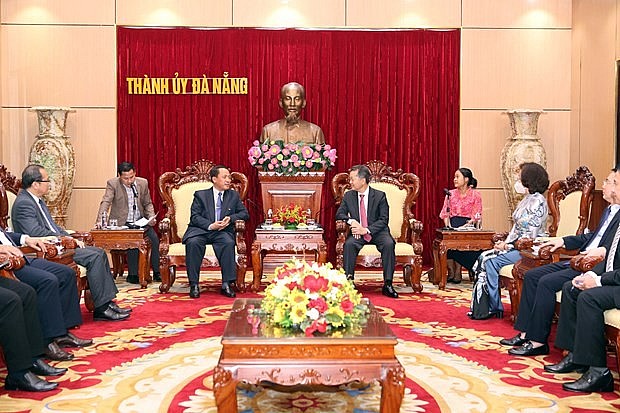Secretary of the Party Committee of central Da Nang city Nguyen Van Quang (R) receives Secretary of the Party Committee and Governor of Laos’ Savannakhet province Bounchom Oubonpaserth. (Photo: VNA) Secretary of the Party Committee of central Da Nang city Nguyen Van Quang (R) receives Secretary of the Party Committee and Governor of Laos’ Savannakhet province Bounchom Oubonpaserth. (Photo: VNA)