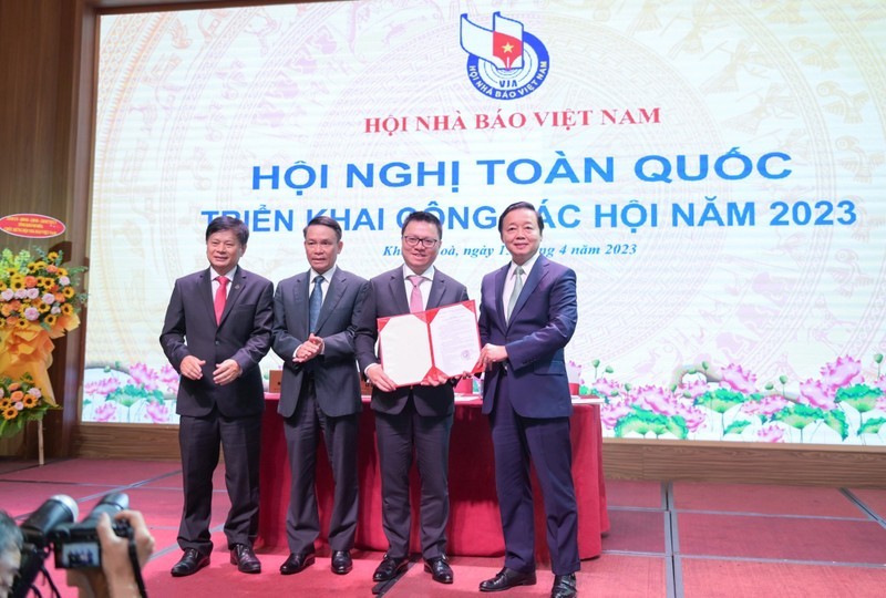 Phó Thủ tướng Trần Hồng Hà trao quyết định phê duyệt điều lệ Hội Nhà báo Việt Nam (Ảnh: Nhân dân). Phó Thủ tướng Trần Hồng Hà trao quyết định phê duyệt điều lệ Hội Nhà báo Việt Nam (Ảnh: Nhân dân).