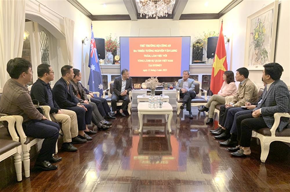 Deputy Minister of Public Security Major General Nguyen Van Long and the delegation worked with the Consulate General of Vietnam in Sydney. Source: bocongan.gov.vn Deputy Minister of Public Security Major General Nguyen Van Long and the delegation worked with the Consulate General of Vietnam in Sydney. Source: bocongan.gov.vn