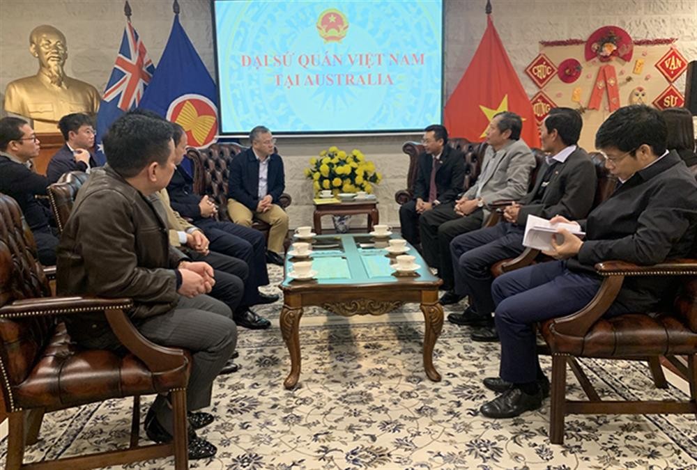 Deputy Minister of Public Security Major General Nguyen Van Long visits the staff of the Vietnamese Embassy in Australia. Photo: VNA Deputy Minister of Public Security Major General Nguyen Van Long visits the staff of the Vietnamese Embassy in Australia. Photo: VNA
