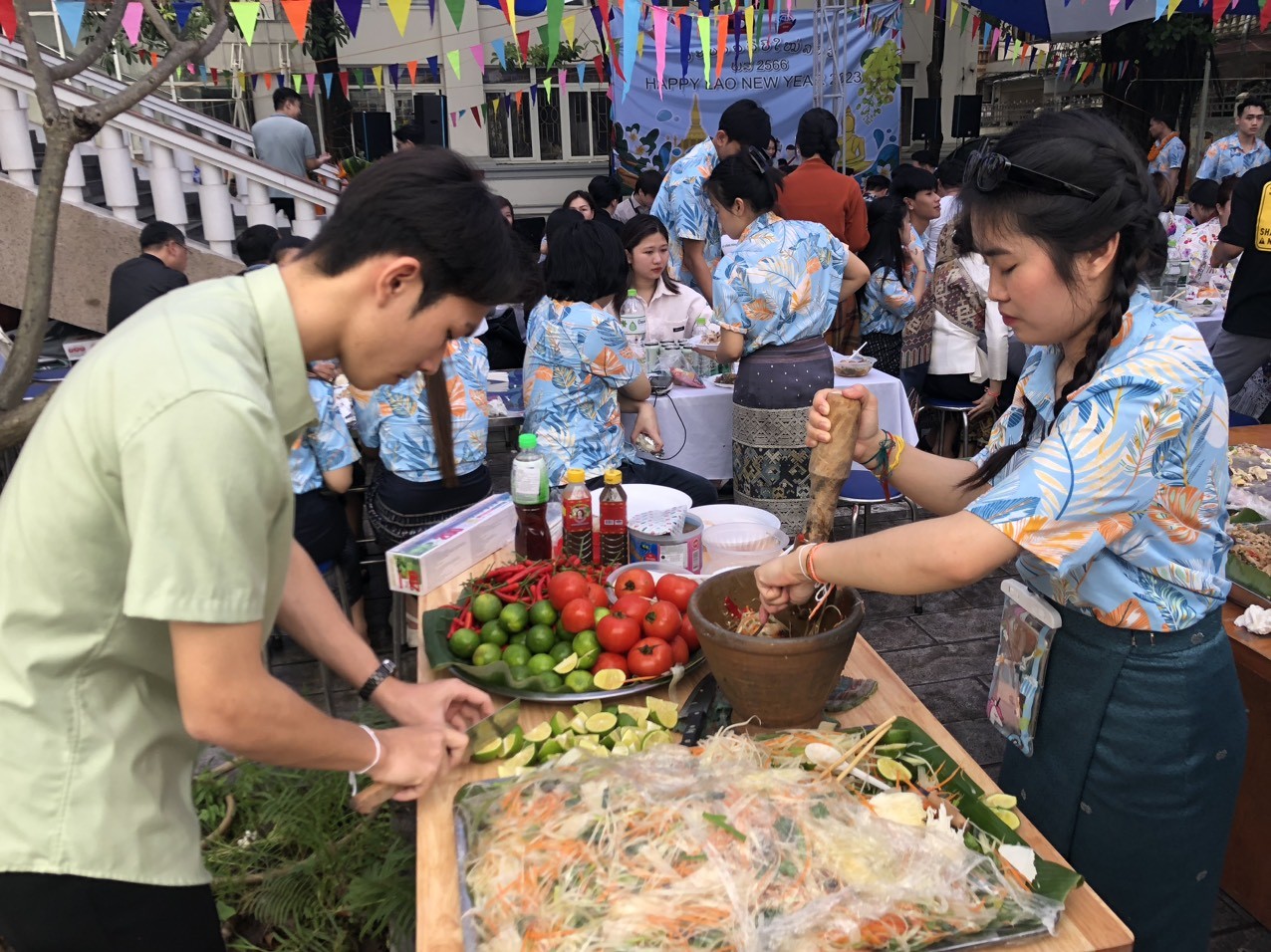 Sinh viên Lào tại Học viện Ngoại giao: Vui Tết Bun Pimay, ấm tình hữu nghị Sinh viên Lào tại Học viện Ngoại giao: Vui Tết Bun Pimay, ấm tình hữu nghị