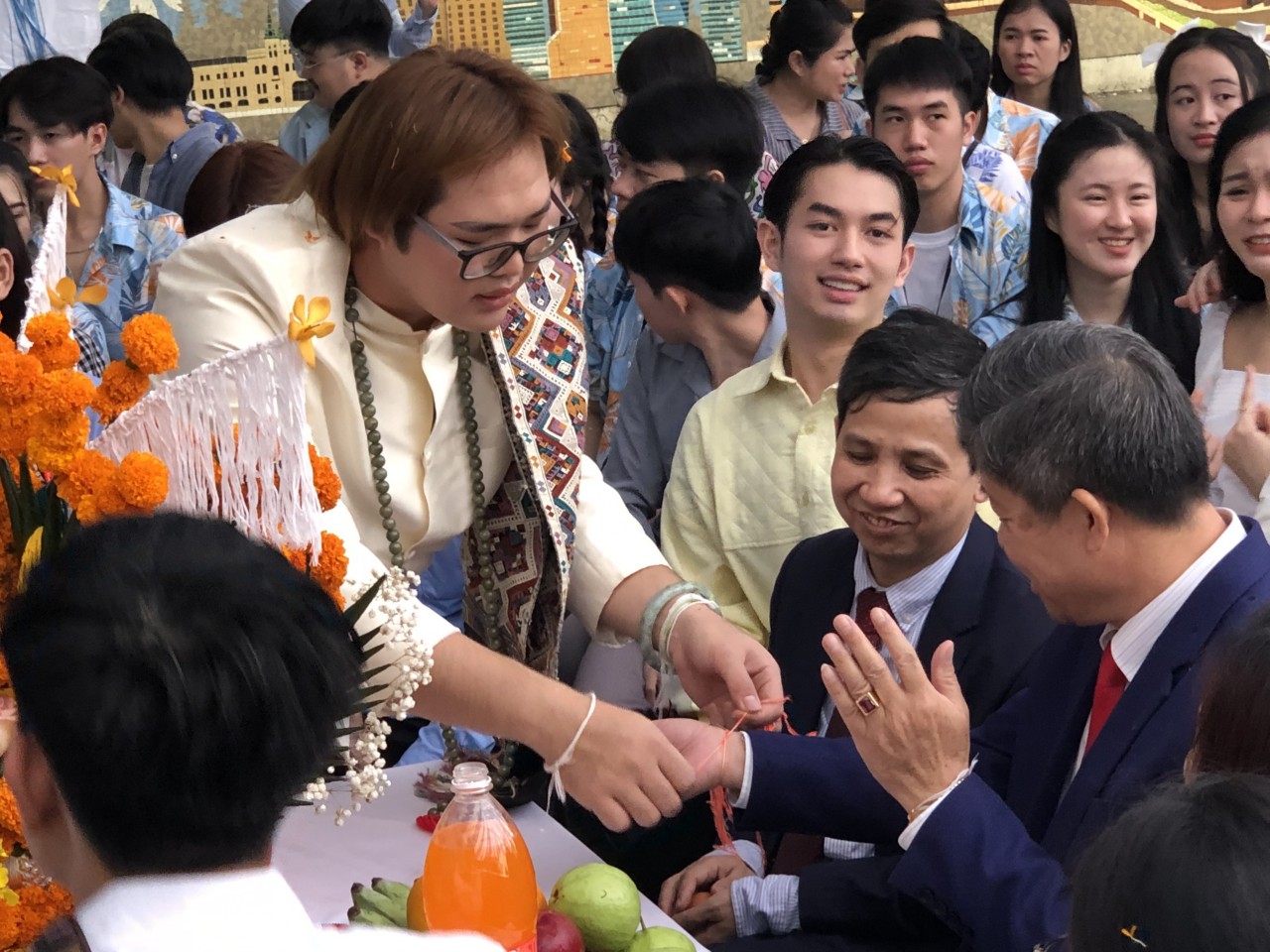 Sinh viên Lào tại Học viện Ngoại giao: Vui Tết Bun Pimay, ấm tình hữu nghị Sinh viên Lào tại Học viện Ngoại giao: Vui Tết Bun Pimay, ấm tình hữu nghị