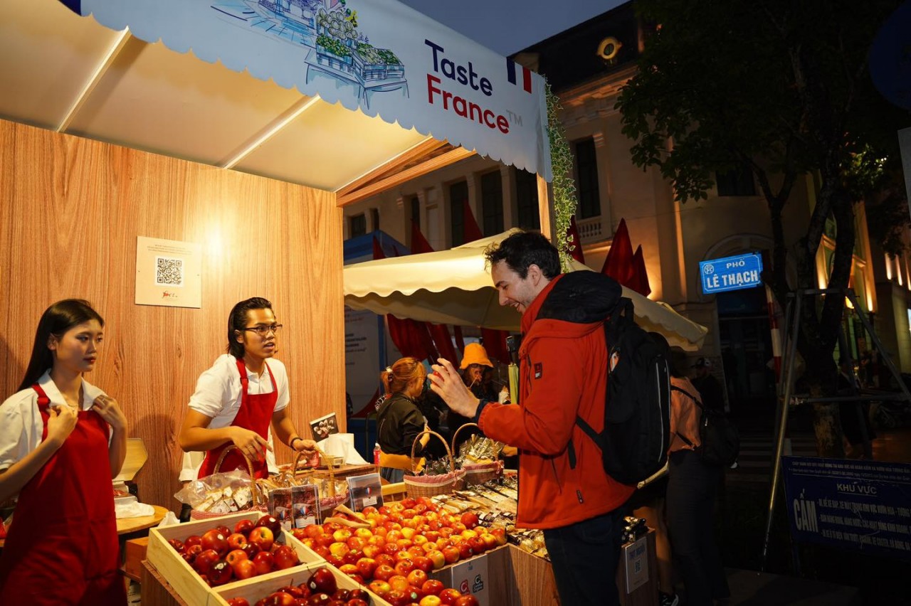 Events Bring Vietnam, France Closer in Hanoi Events Bring Vietnam, France Closer in Hanoi
