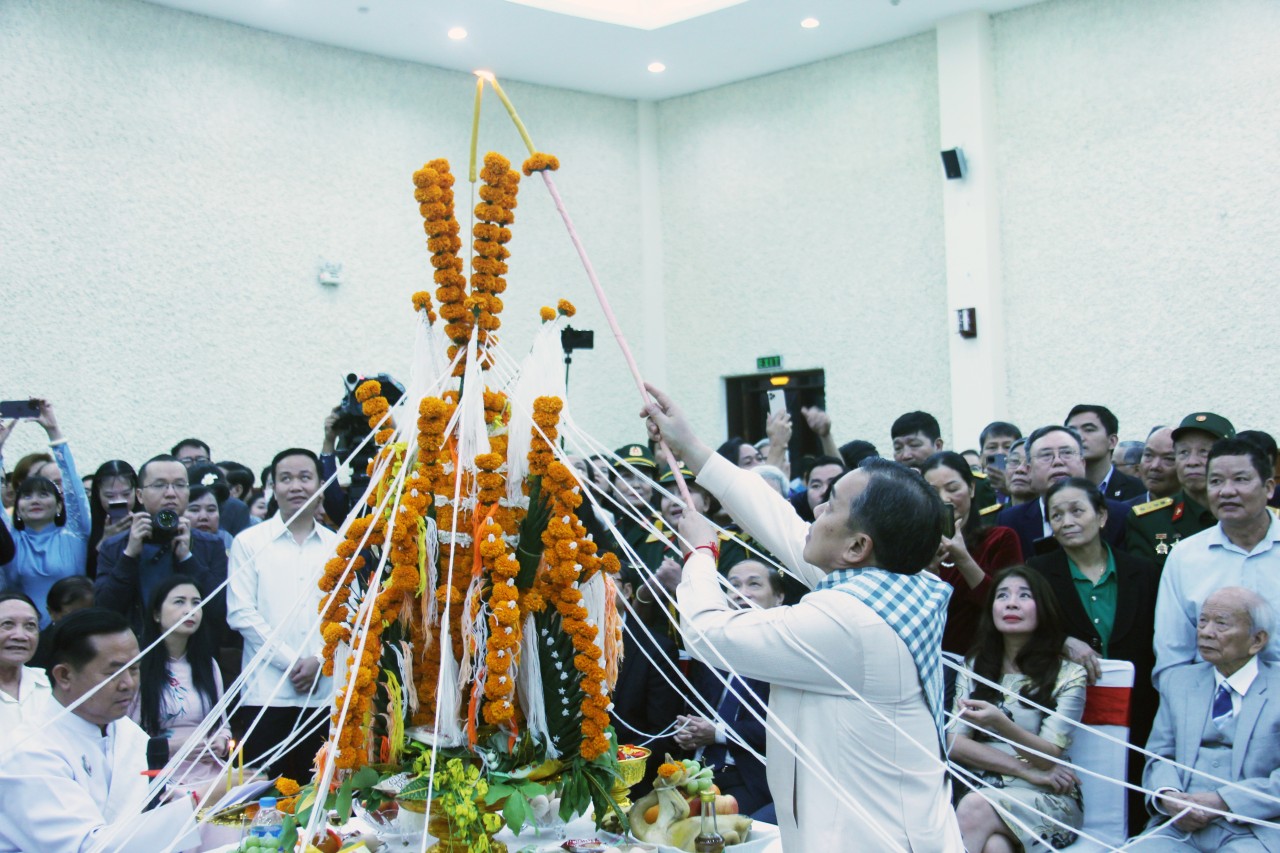 Tại Hà Nội, vào tối 11/4, Đại sứ quán nước Cộng hòa Dân chủ Nhân dân Lào tại Việt Nam tổ chức Lễ đón Tết cổ truyền Bunpimay 2566 (theo Phật lịch) của nhân dân các bộ tộc Lào. Trong ảnh, Đại sứ Sengphet HoungBoungnuang châm cây nến trên đỉnh của mâm Khoẳn tại Lễ đón Tết cổ truyền Bunpimay 2566 (theo Phật lịch) của nhân dân các bộ tộc Lào (Ảnh: Minh Anh). Tại Hà Nội, vào tối 11/4, Đại sứ quán nước Cộng hòa Dân chủ Nhân dân Lào tại Việt Nam tổ chức Lễ đón Tết cổ truyền Bunpimay 2566 (theo Phật lịch) của nhân dân các bộ tộc Lào. Trong ảnh, Đại sứ Sengphet HoungBoungnuang châm cây nến trên đỉnh của mâm Khoẳn tại Lễ đón Tết cổ truyền Bunpimay 2566 (theo Phật lịch) của nhân dân các bộ tộc Lào (Ảnh: Minh Anh).