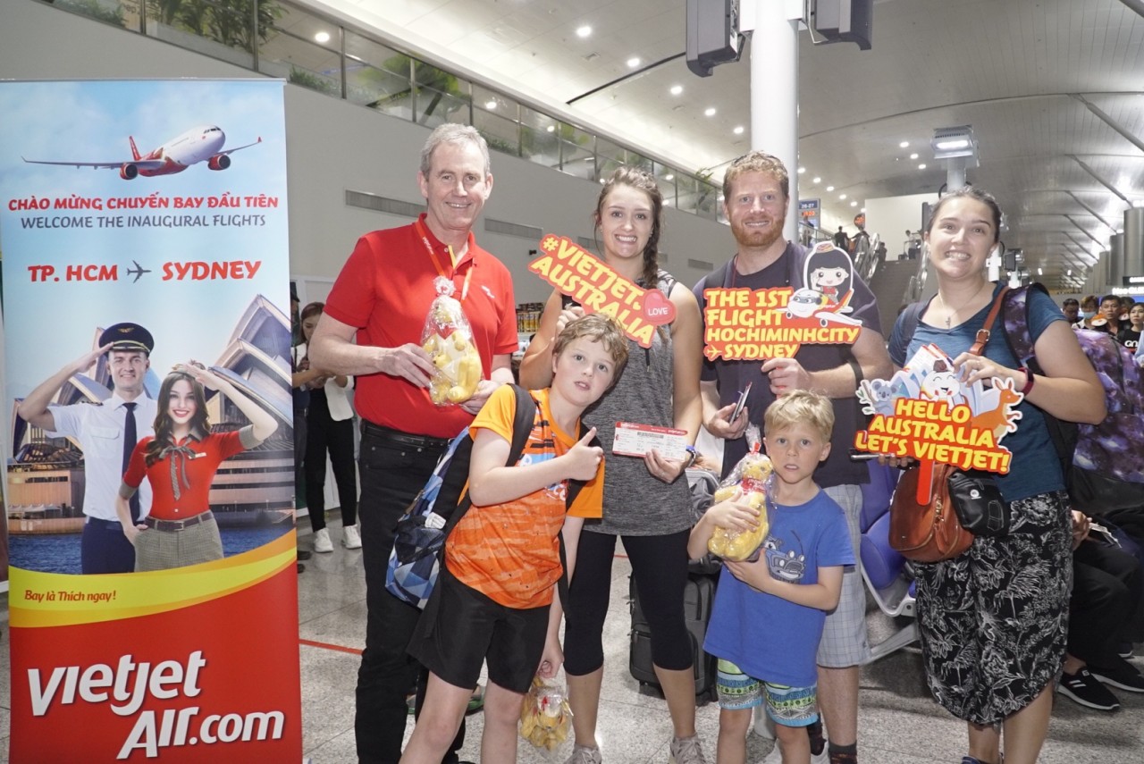Phó Tổng giám đốc Vietjet Michael Hickey cảm ơn và tặng quà hành khách trên chuyến bay đầu tiên. Phó Tổng giám đốc Vietjet Michael Hickey cảm ơn và tặng quà hành khách trên chuyến bay đầu tiên.