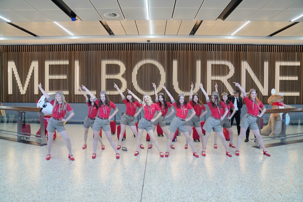 Các phi công, tiếp viên Vietjet trình diễn nhảy flashmob tại sân bay Melbourne. Các phi công, tiếp viên Vietjet trình diễn nhảy flashmob tại sân bay Melbourne.