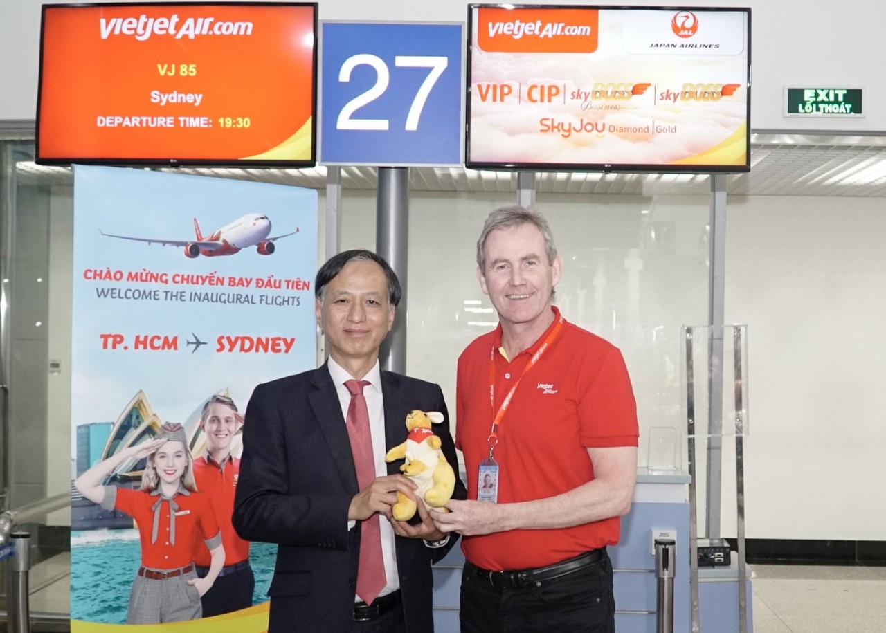 Đại sứ Việt Nam tại Úc - Nguyễn Tất Thành và Phó Tổng giám đốc Vietjet Michael Hickey (áo đỏ) chào mừng chuyến bay đầu tiên. Đại sứ Việt Nam tại Úc - Nguyễn Tất Thành và Phó Tổng giám đốc Vietjet Michael Hickey (áo đỏ) chào mừng chuyến bay đầu tiên.