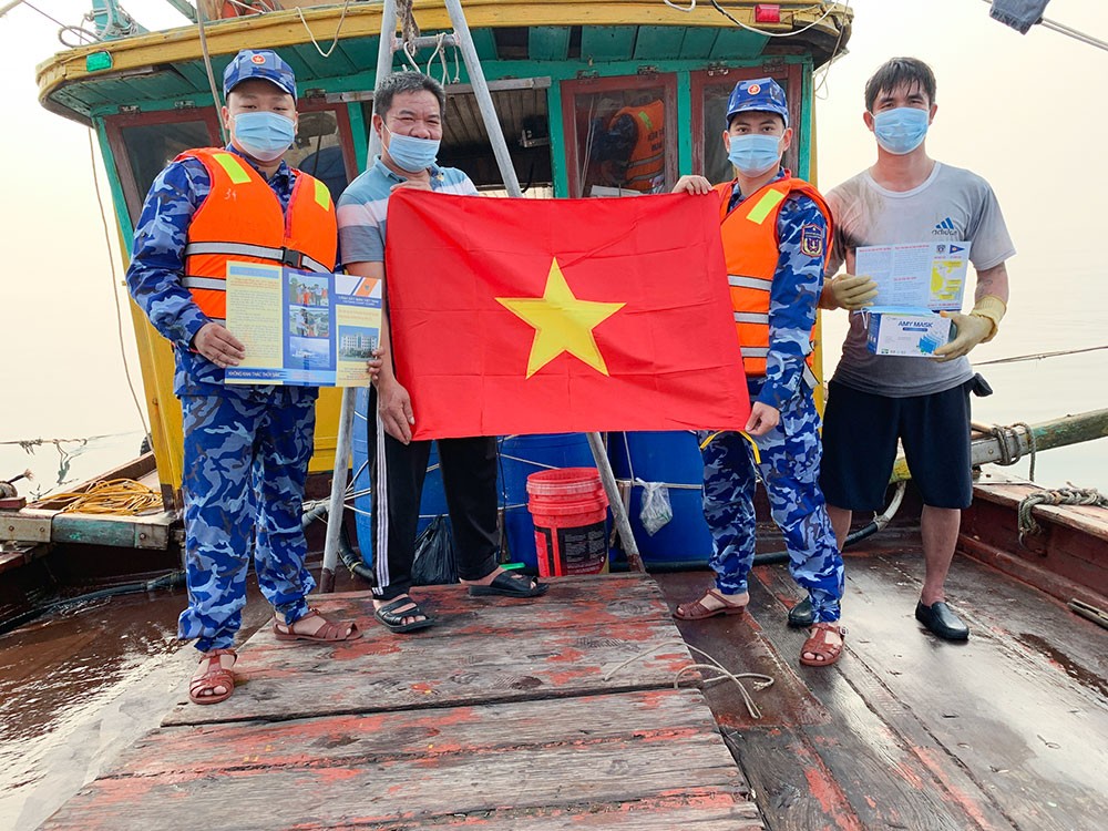 Tàu CSB 3004 tặng cờ Tổ quốc, khẩu trang y tế và phát tờ rơi tuyên truyền pháp luật cho ngư dân. Tàu CSB 3004 tặng cờ Tổ quốc, khẩu trang y tế và phát tờ rơi tuyên truyền pháp luật cho ngư dân.