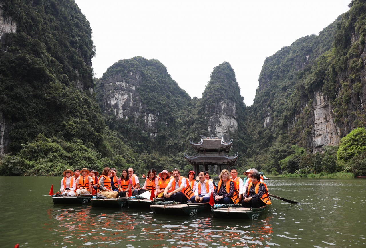 Các đại biểu tham quan tại Khu Du lịch sinh thái Tràng An (Ảnh: baoninhbinh.org.vn) Các đại biểu tham quan tại Khu Du lịch sinh thái Tràng An (Ảnh: baoninhbinh.org.vn)