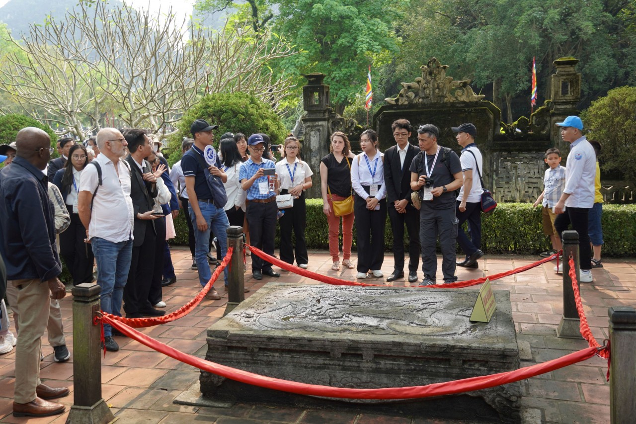 Đoàn đại biểu tham quan và nghe về lịch sử hào hùng của dân tộc Việt Nam (Ảnh: nguoihanoi.com.vn). Đoàn đại biểu tham quan và nghe về lịch sử hào hùng của dân tộc Việt Nam (Ảnh: nguoihanoi.com.vn).