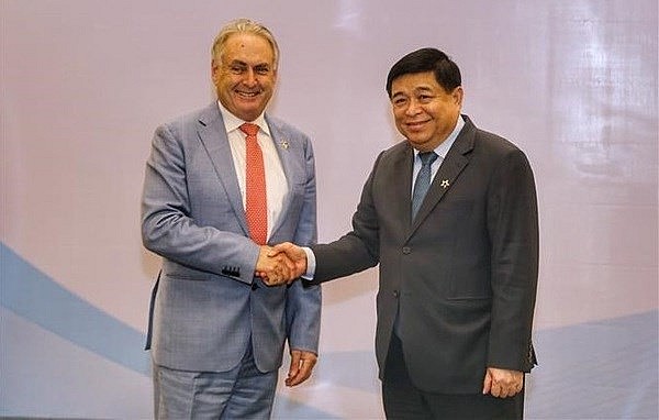 Minister of Planning and Investment Nguyen Chi Dung (R) and Australian Minister for Trade and Tourism Don Farrell (Photo: VNA) Minister of Planning and Investment Nguyen Chi Dung (R) and Australian Minister for Trade and Tourism Don Farrell (Photo: VNA)