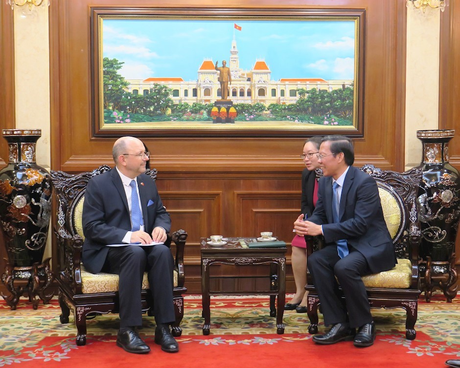 Chủ tịch UBND TPHCM Phan Văn Mãi tiếp Đại sứ Thụy Sĩ tại Việt Nam Thomas Gass (Ảnh: Chủ tịch UBND TPHCM Phan Văn Mãi tiếp Đại sứ Thụy Sĩ tại Việt Nam Thomas Gass (Ảnh: