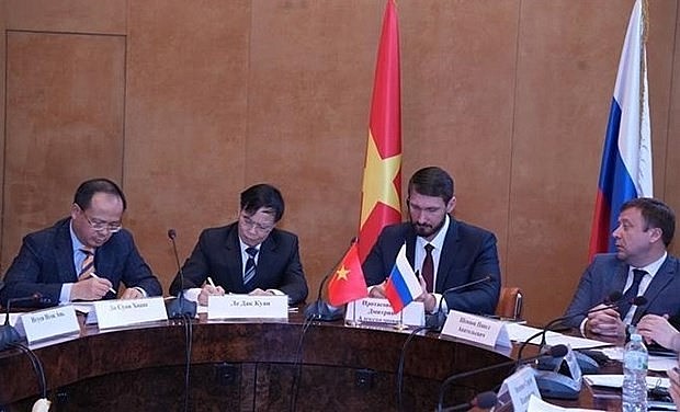 Chargé d'affaires of the Vietnamese Embassy in Russia Le Dac Quan (2nd from left) and Chairman of the Overseas Vietnamese Association in Russia Do Xuan Hoang (1st from left) at the opening ceremony.(Photo: VNA) Chargé d'affaires of the Vietnamese Embassy in Russia Le Dac Quan (2nd from left) and Chairman of the Overseas Vietnamese Association in Russia Do Xuan Hoang (1st from left) at the opening ceremony.(Photo: VNA)