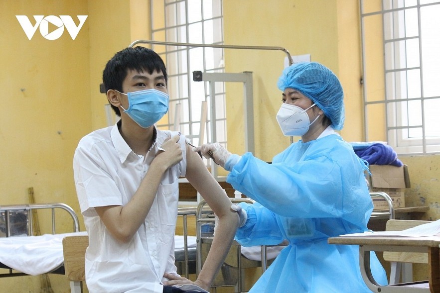 A student is vaccinated against COVID-19 in Hanoi. A student is vaccinated against COVID-19 in Hanoi.