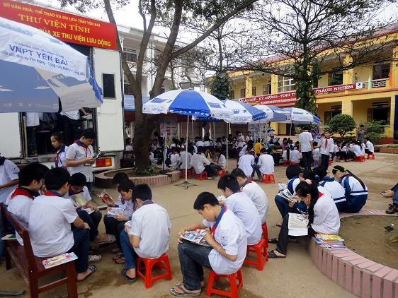 Trường học là điểm phục vụ bạn đọc thường xuyên của xe thư viện lưu động (Ảnh: yenbai.gov) Trường học là điểm phục vụ bạn đọc thường xuyên của xe thư viện lưu động (Ảnh: yenbai.gov)
