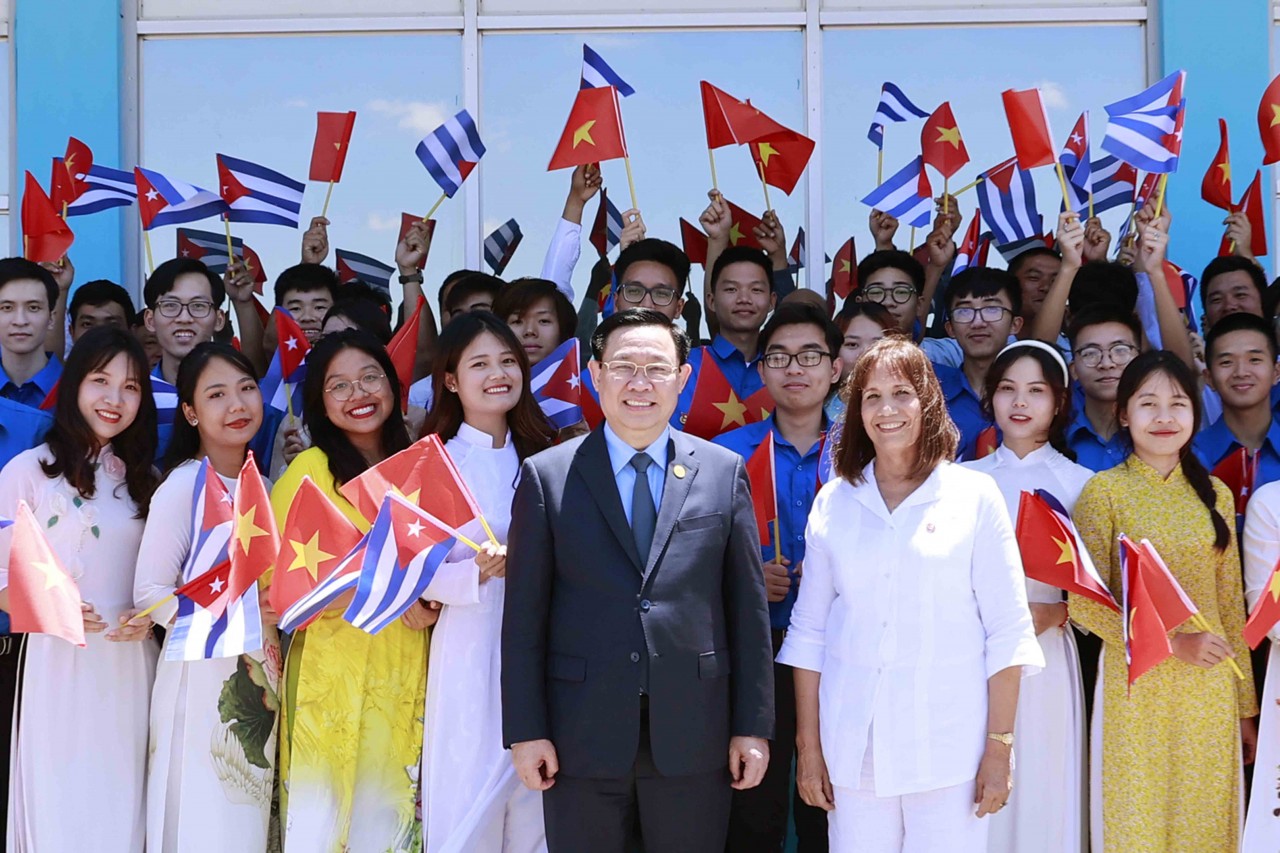 Chủ tịch Quốc hội Vương Đình Huệ và Phó Chủ tịch Quốc hội Cuba cùng sinh viên Việt Nam đang học tập tại Cuba (Ảnh: Vietnamnet) Chủ tịch Quốc hội Vương Đình Huệ và Phó Chủ tịch Quốc hội Cuba cùng sinh viên Việt Nam đang học tập tại Cuba (Ảnh: Vietnamnet)