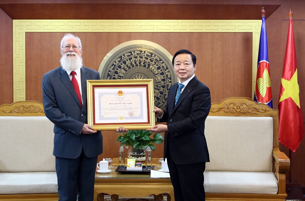 Phó Thủ tướng Trần Hồng Hà trao Bằng khen và Huân chương Hữu nghị cho Tiến sỹ Michael Parsons. Phó Thủ tướng Trần Hồng Hà trao Bằng khen và Huân chương Hữu nghị cho Tiến sỹ Michael Parsons.