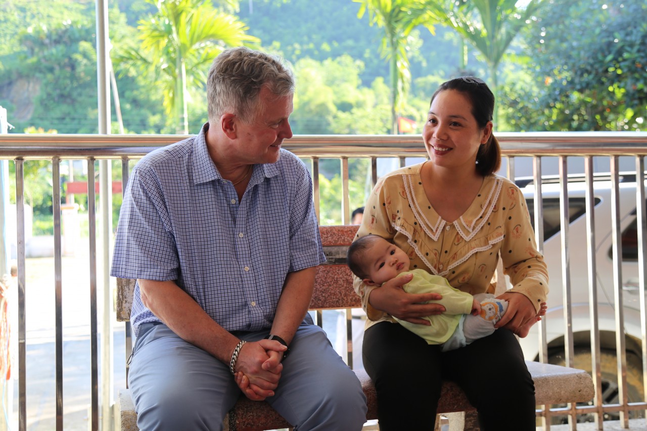 Ông Björn Andersson trò chuyện với phụ nữ ở tỉnh Bắc Kạn (Nguồn: UNFPA).